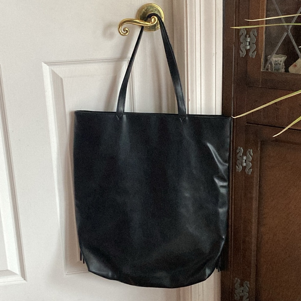 VICTORIA’S SECRET black tote bag with 16“ long fringe on vinyl. - Picture 6 of 6